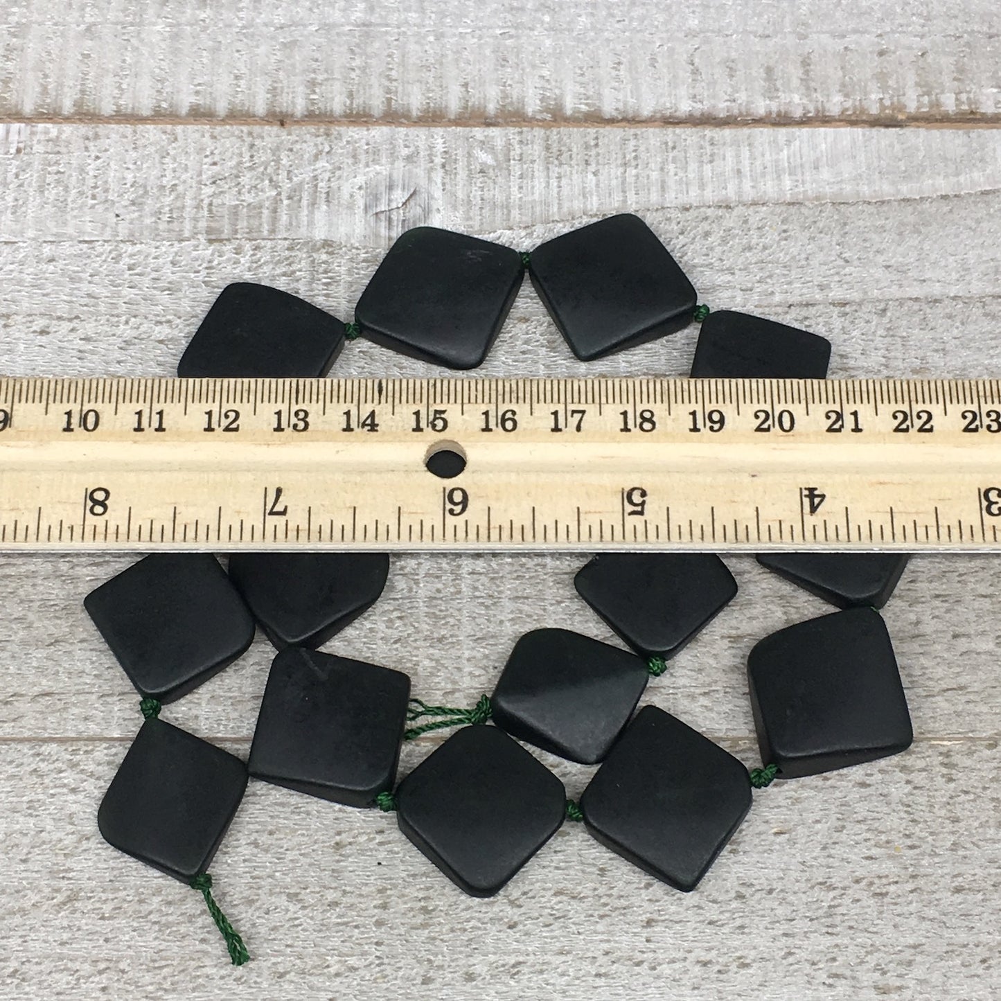 85.9g,18mm-21mm,17 Beads,Natural Serpentine Square Beads Strand, 18",BN279