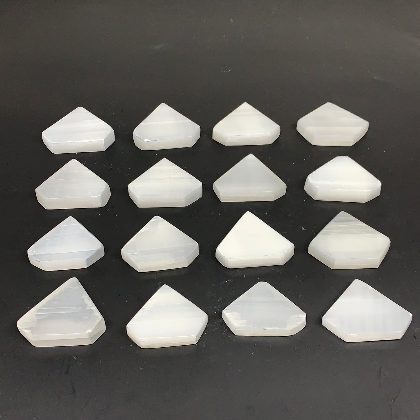 1pcs, 1.8"x2.1", 25g-40g, Selenite Crystal Triangle Shape, B35985