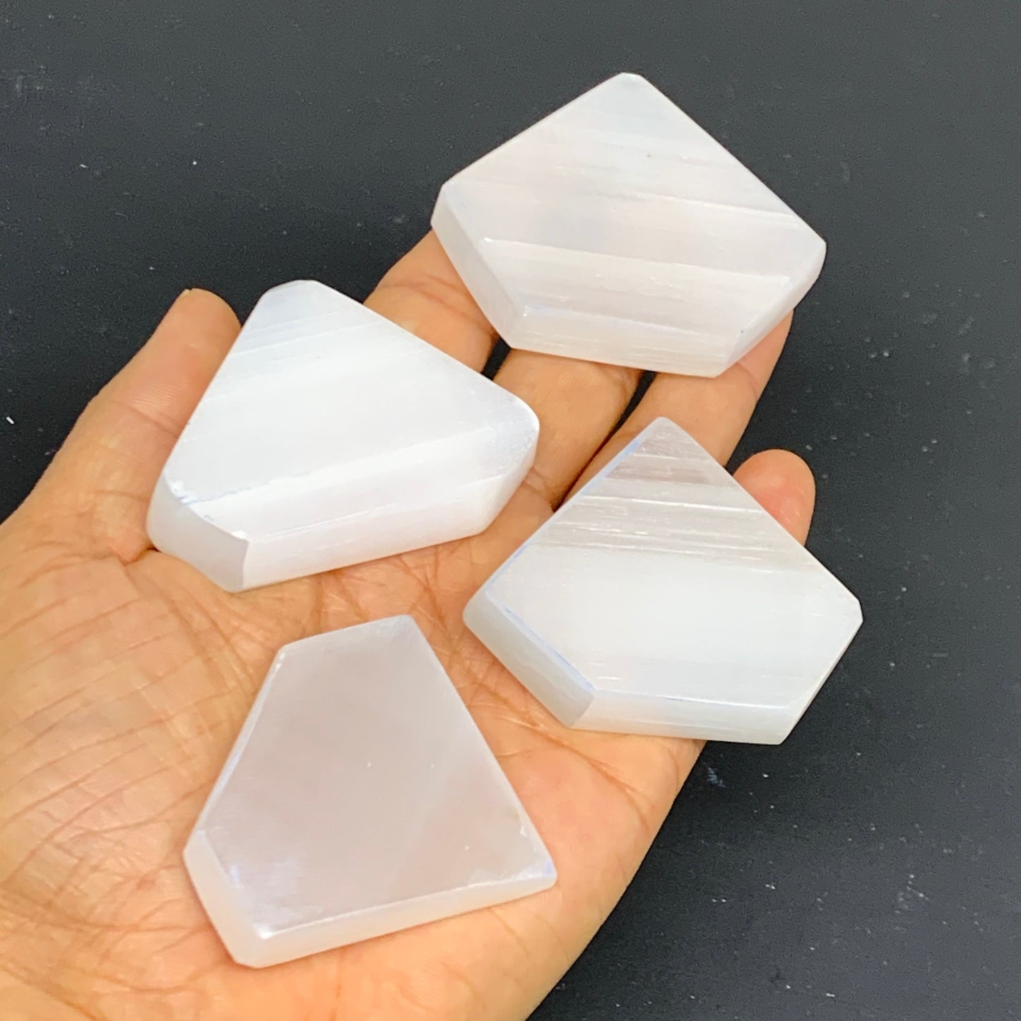 1pcs, 1.8"x2.1", 25g-40g, Selenite Crystal Triangle Shape, B35985