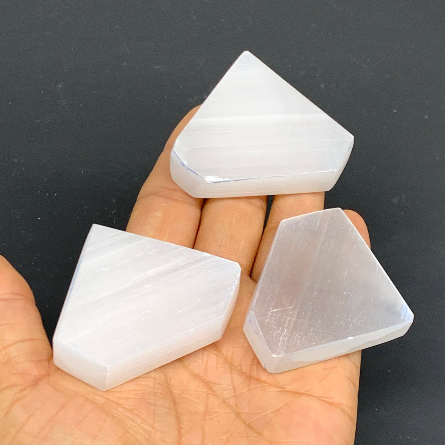 1pcs, 1.8"x2.1", 25g-40g, Selenite Crystal Triangle Shape, B35985
