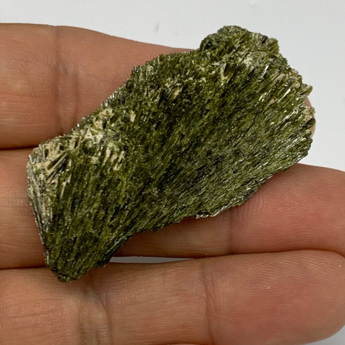 25g, 1.8"x1"x0.5",Green Epidote Custer/Leaf Mineral Specimen @Pakistan,B27553