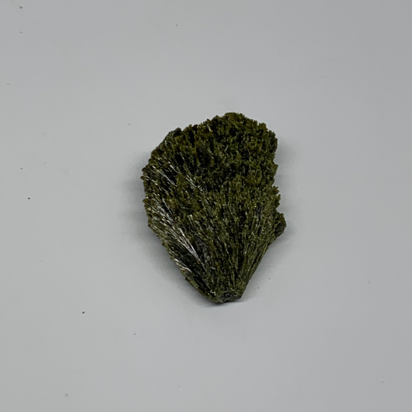 22.3g, 1.9"x1.1"x0.5",Green Epidote Custer/Leaf Mineral Specimen @Pakistan,B2755