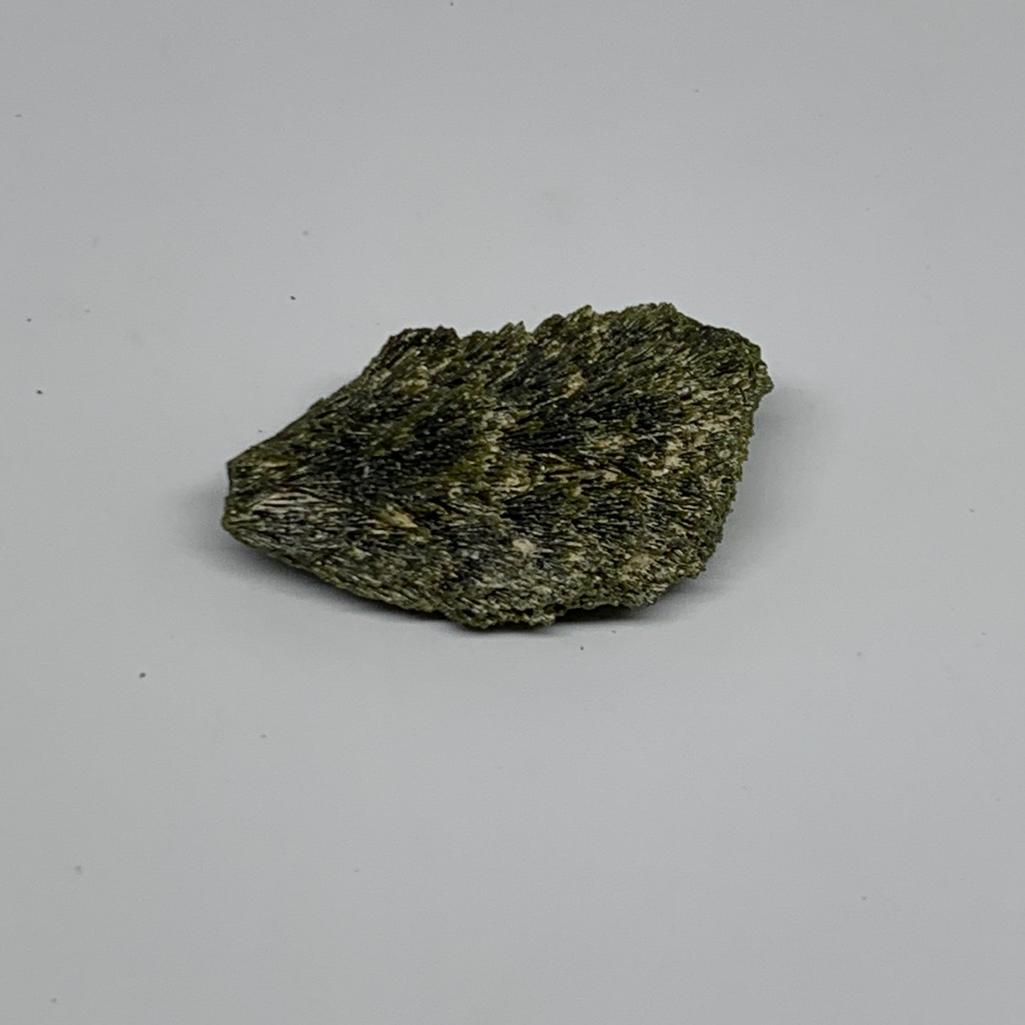 22.3g, 1.9"x1.1"x0.5",Green Epidote Custer/Leaf Mineral Specimen @Pakistan,B2755