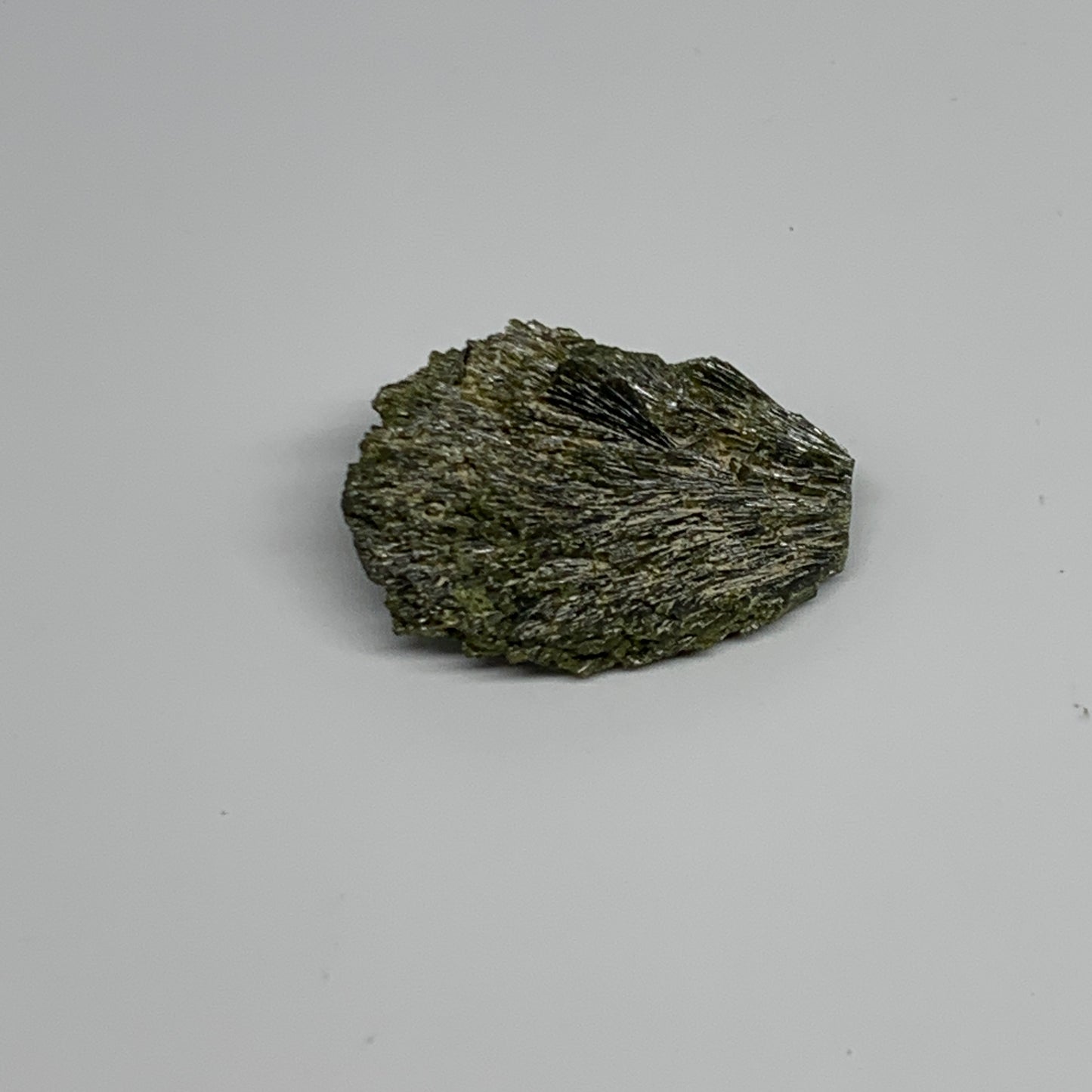 18.5g, 1.5"x1.2"x0.4",Green Epidote Custer/Leaf Mineral Specimen @Pakistan,B2756