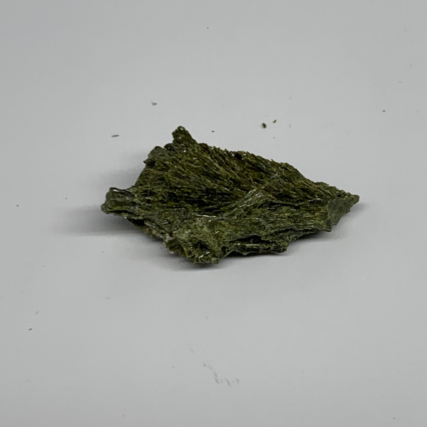 19.2g, 2.1"x1.2"x0.6",Green Epidote Custer/Leaf Mineral Specimen @Pakistan,B2756
