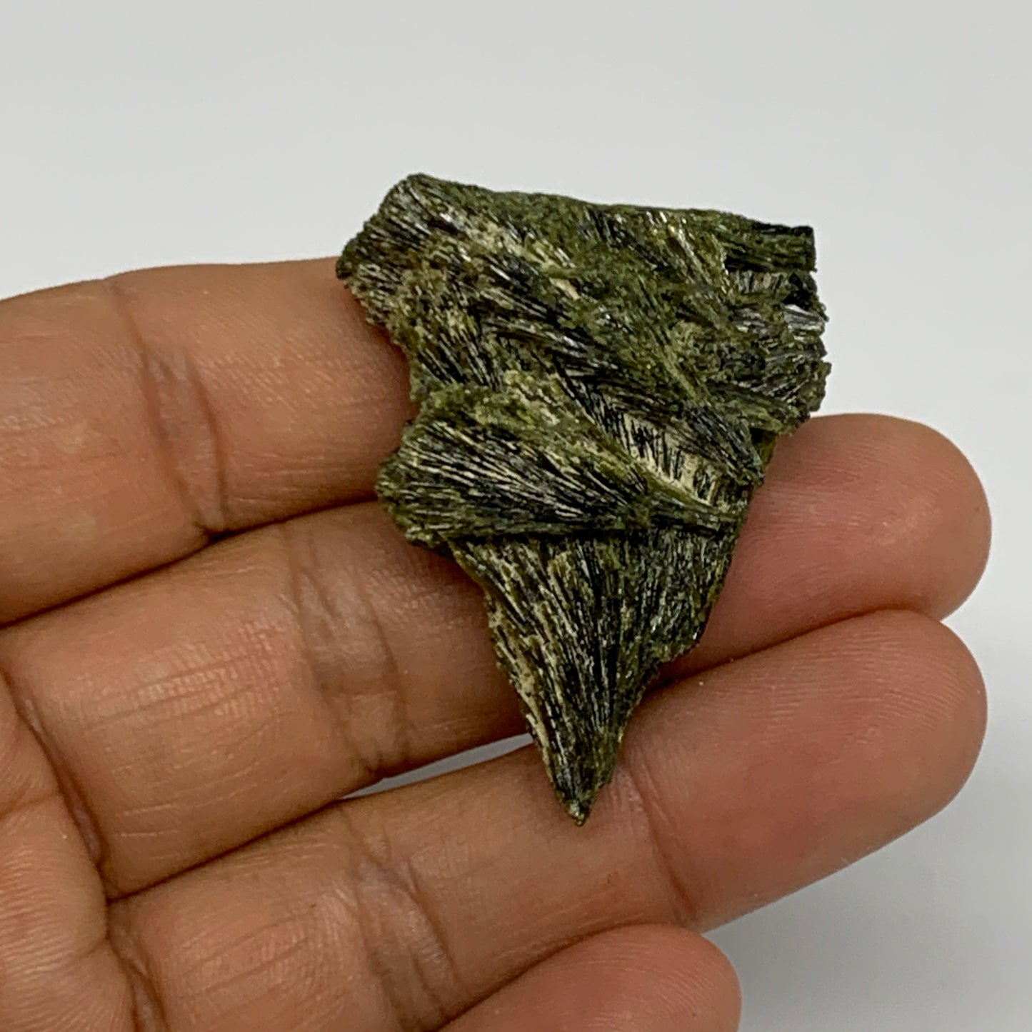 16.5g, 1.6"x1.3"x0.5",Green Epidote Custer/Leaf Mineral Specimen @Pakistan,B2757