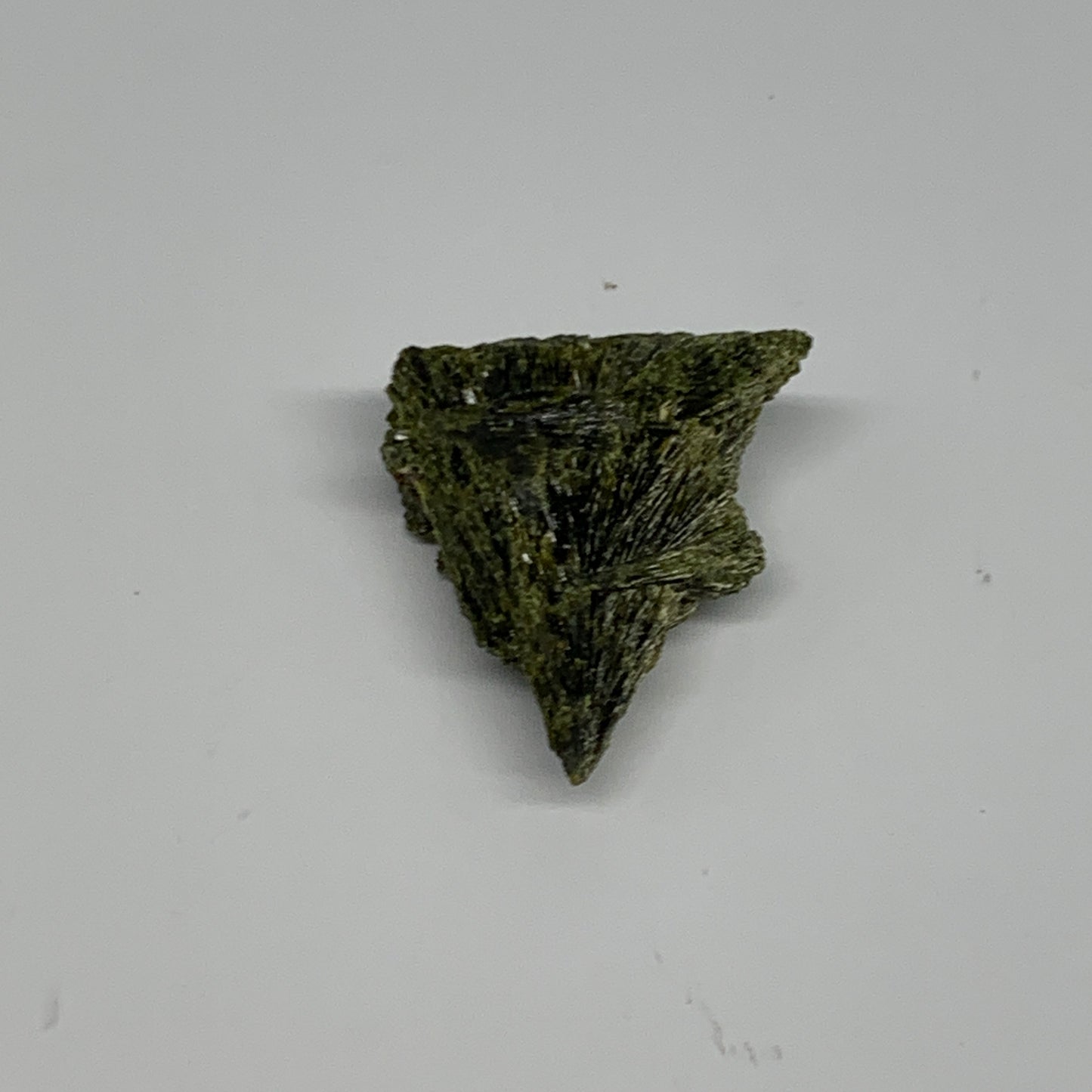 16.5g, 1.6"x1.3"x0.5",Green Epidote Custer/Leaf Mineral Specimen @Pakistan,B2757