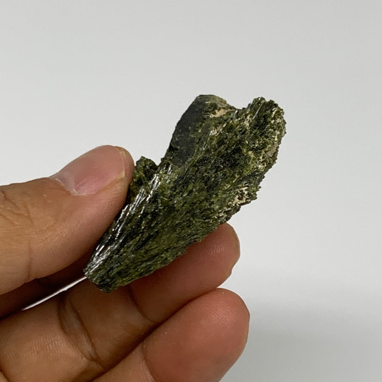 34.5g,1.8"x1.4"x0.6",Green Epidote Custer/Leaf Mineral Specimen @Pakistan,B27592