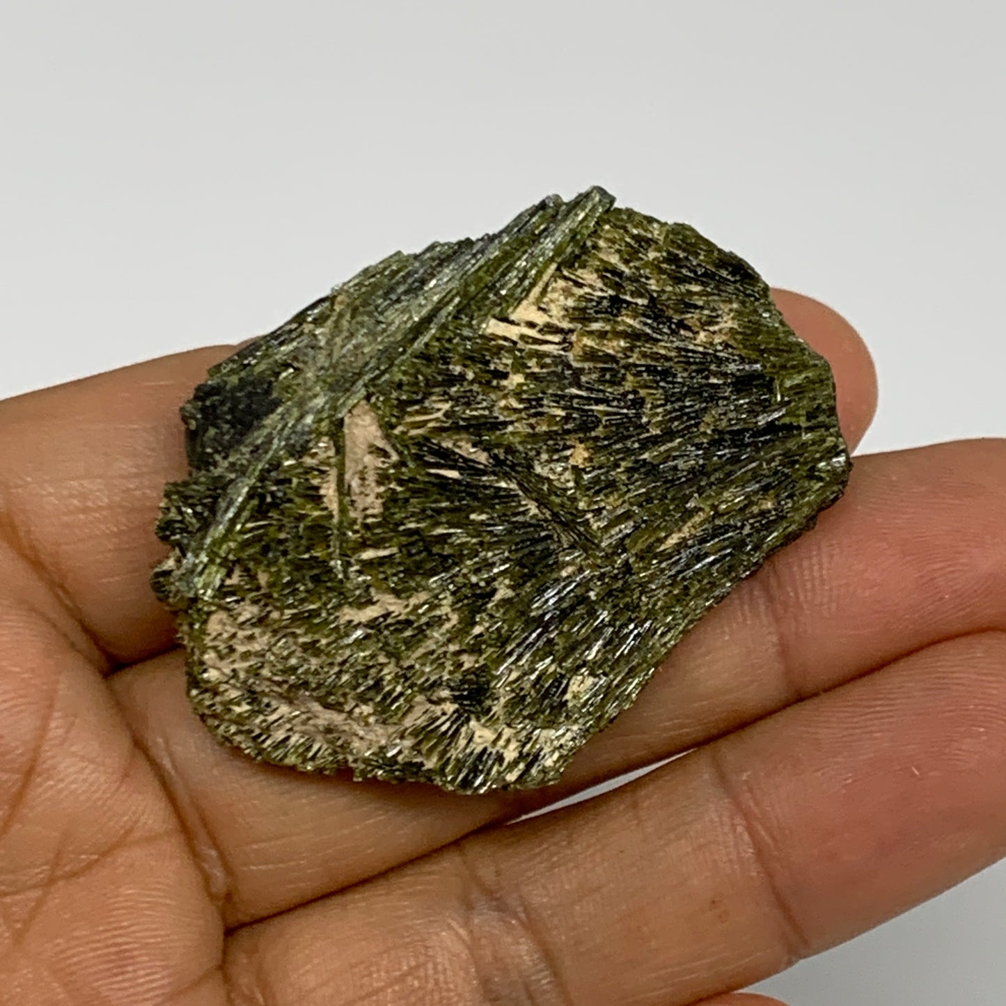 34.5g,1.8"x1.4"x0.6",Green Epidote Custer/Leaf Mineral Specimen @Pakistan,B27592