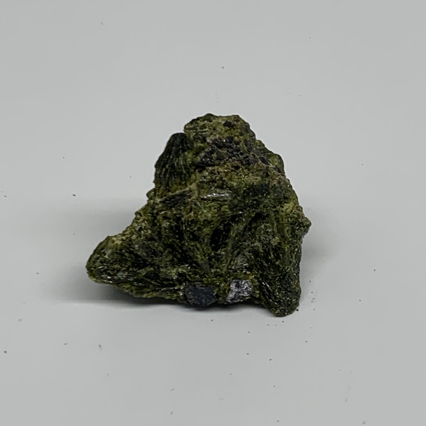 35.3g,1.4"x1.5"x0.8",Green Epidote Custer/Leaf Mineral Specimen @Pakistan,B27596