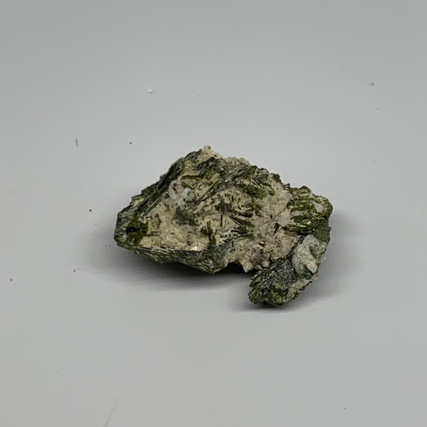 35.9g,1.9"x1.1"x0.9",Green Epidote Custer/Leaf Mineral Specimen @Pakistan,B27604