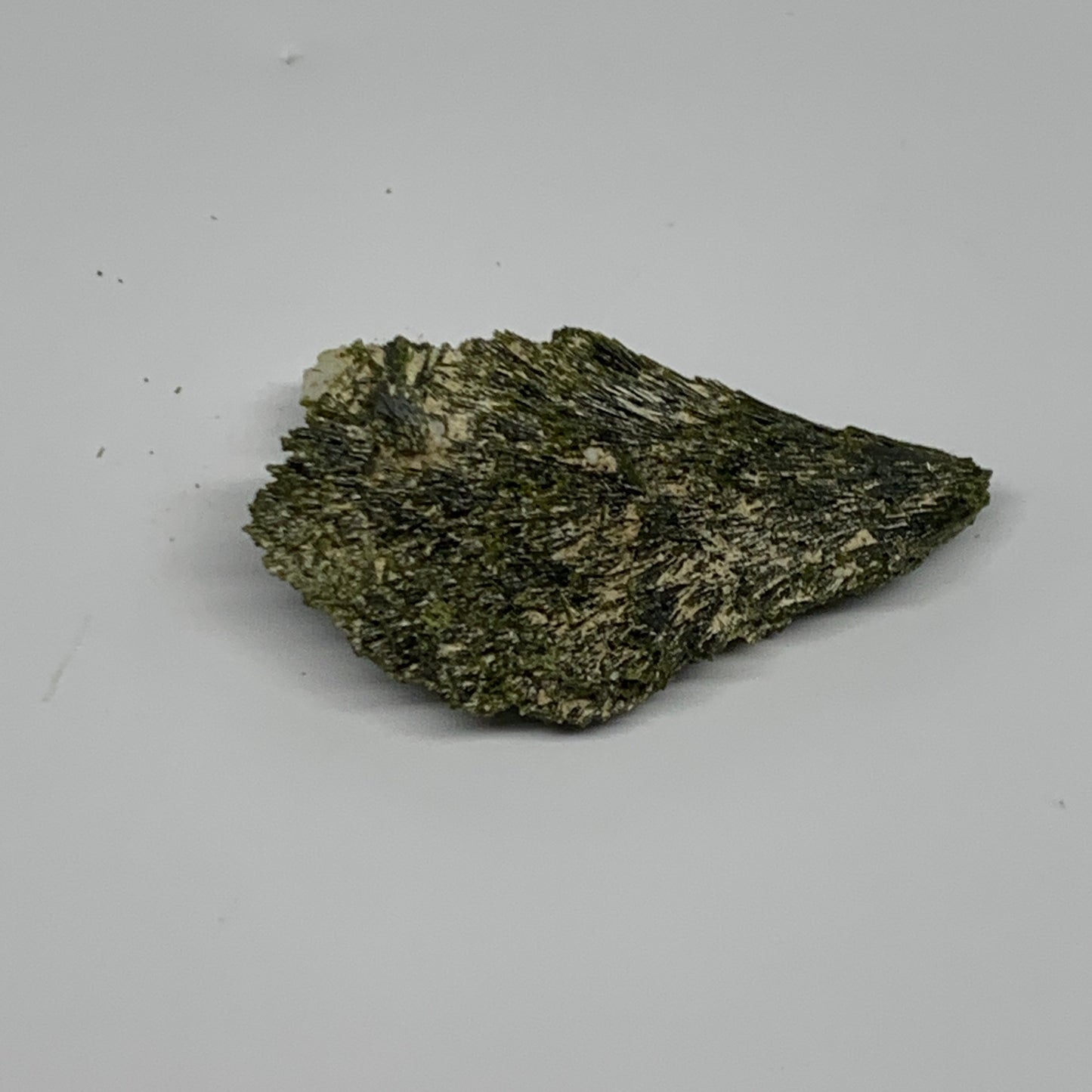 33.7g,2.3"x1.5"x0.4",Green Epidote Custer/Leaf Mineral Specimen @Pakistan,B27606