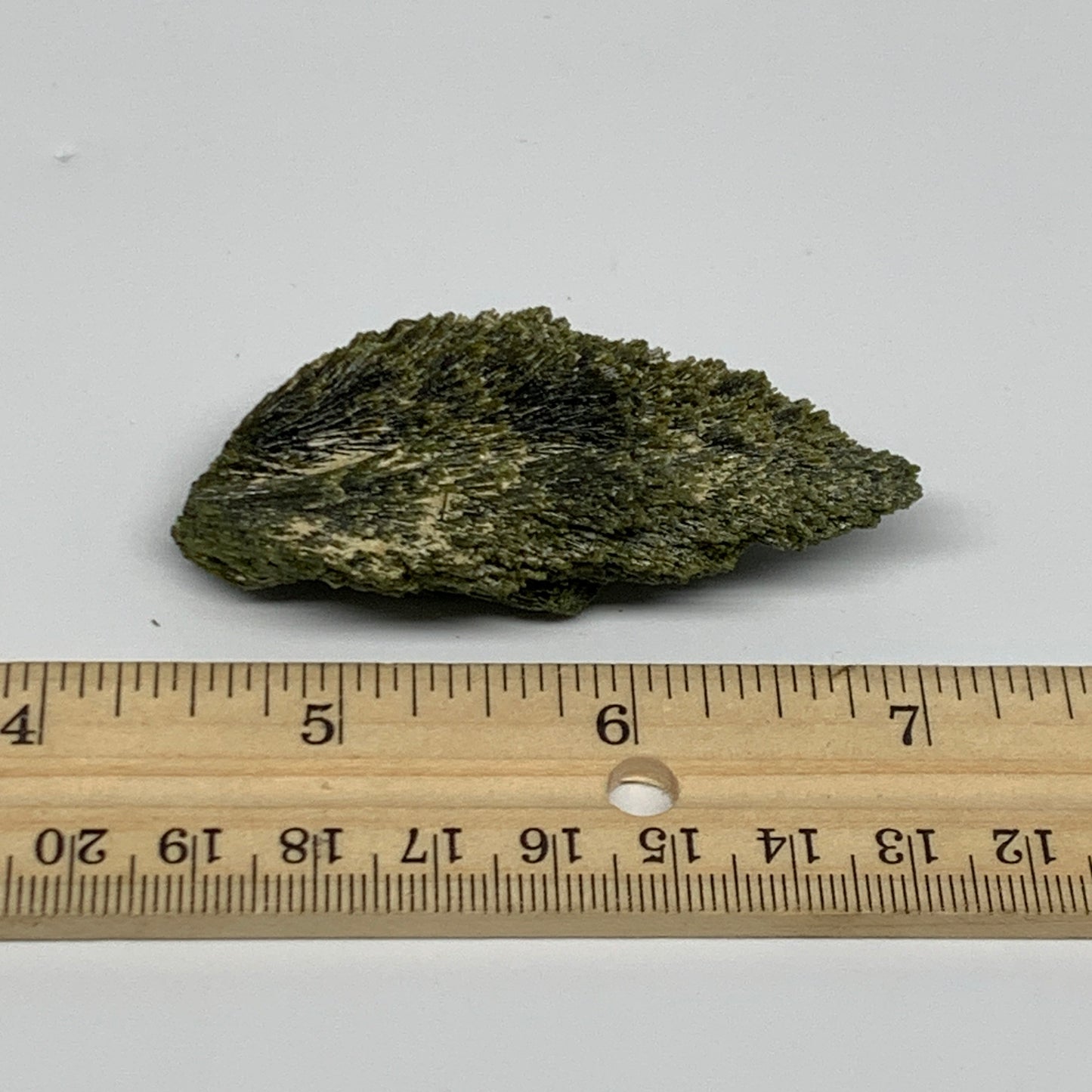 39.4g,2.6"x1.3"x0.6",Green Epidote Custer/Leaf Mineral Specimen @Pakistan,B27607