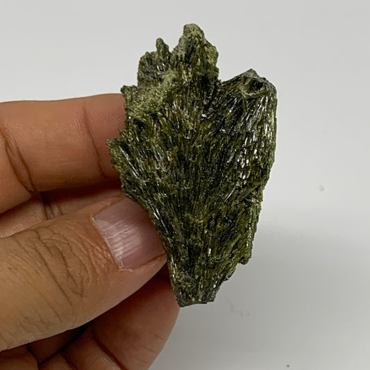 33.2g,2.1"x1.1"x0.6",Green Epidote Custer/Leaf Mineral Specimen @Pakistan,B27617