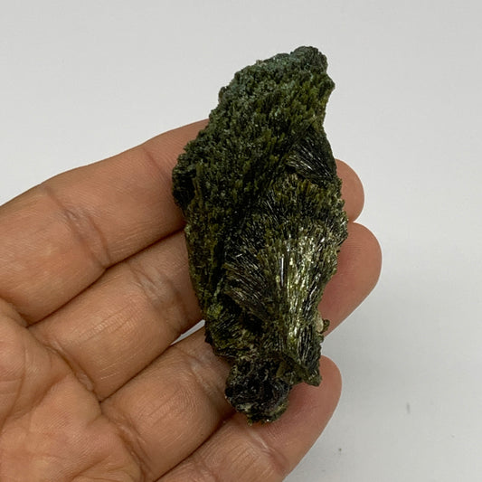 42.2g,2.7"x1.3"x1.6",Green Epidote Custer/Leaf Mineral Specimen @Pakistan,B27638