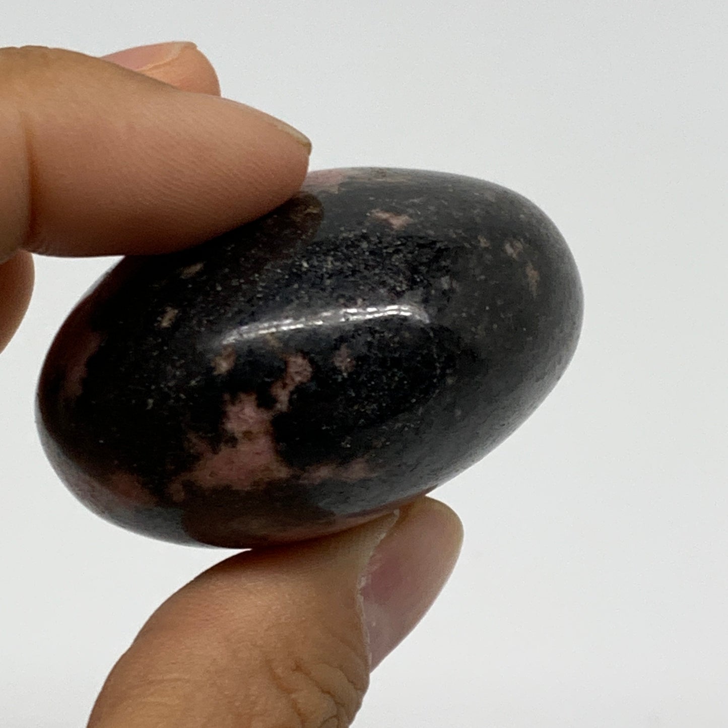 122g, 1.9"x1.8"x1.1", Rhodonite Palm-Stone Polished Reiki @Madagascar,B37195