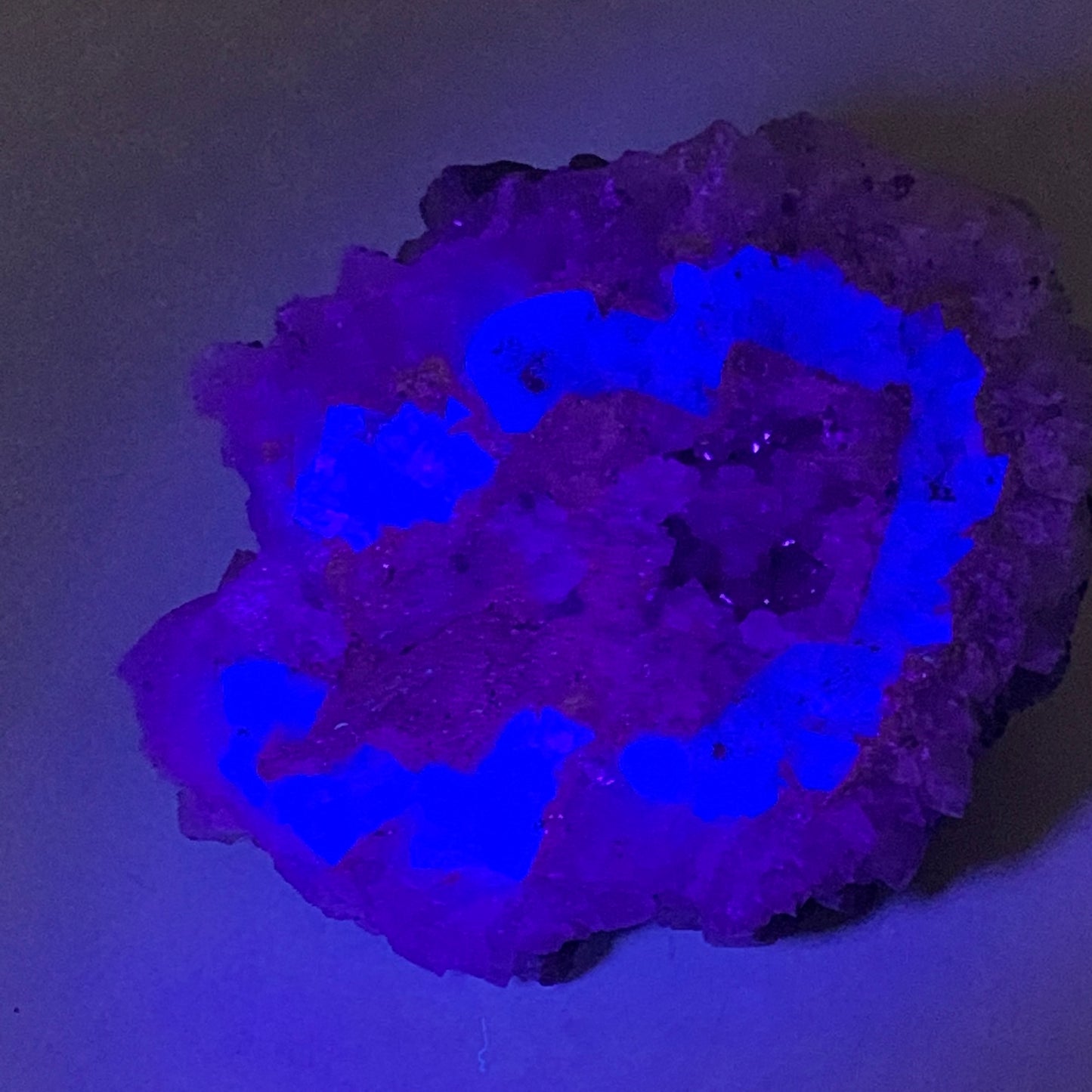 1500g, 5.8"x4.8"x3.5", UV Reactive Chalcopyrite Cluster Fluorite Mineral Specime