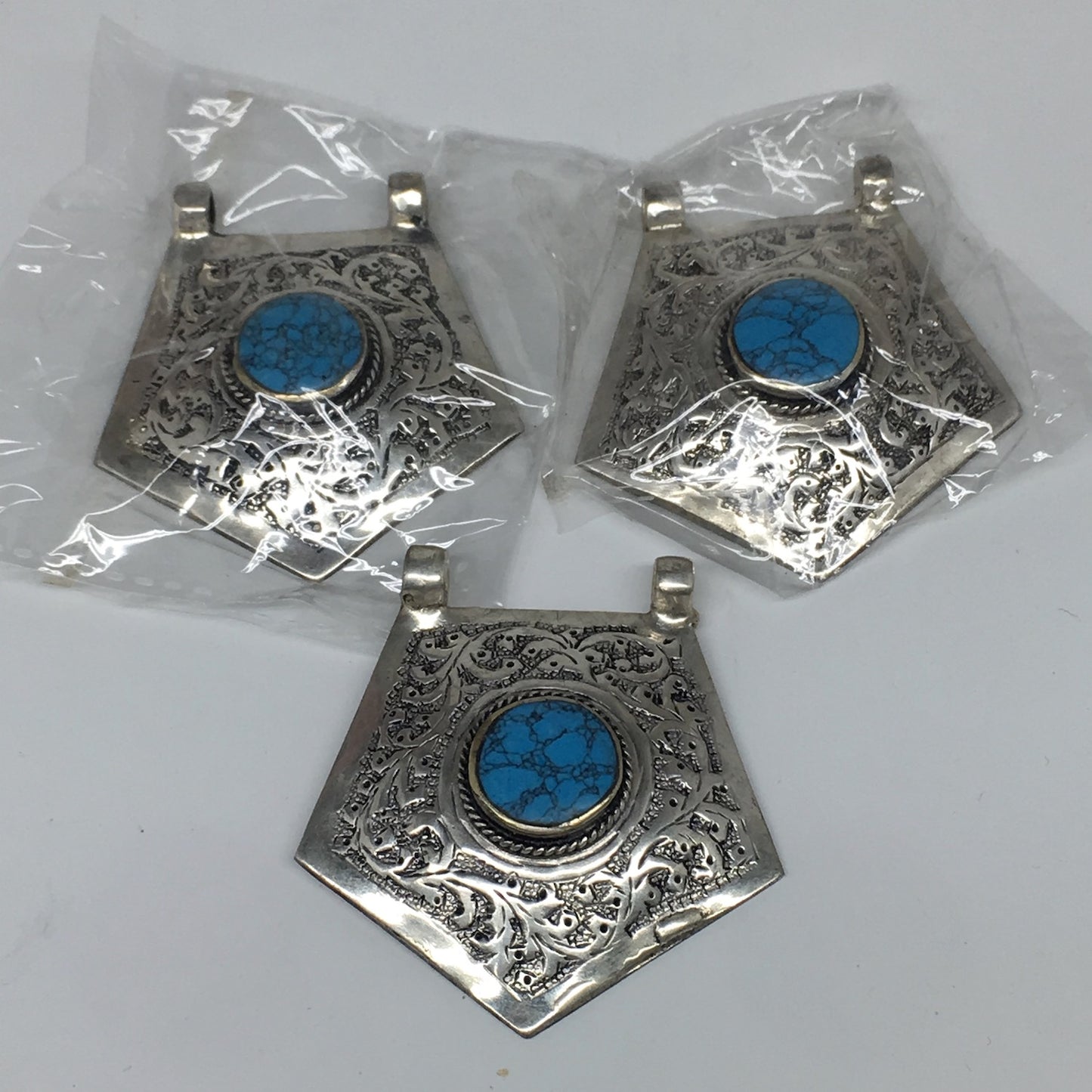 1pc, 2.5"x2.3"x0.5",Turkmen Pendant Blue Turquoise Inlay Pentagonal Shape,TN557