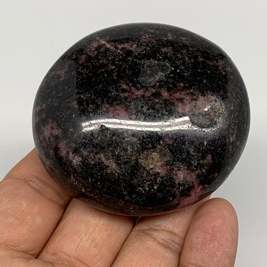 174.9g, 2.4"x2.2"x1.1", Rhodonite Palm-Stone Polished Reiki Madagascar,B12108