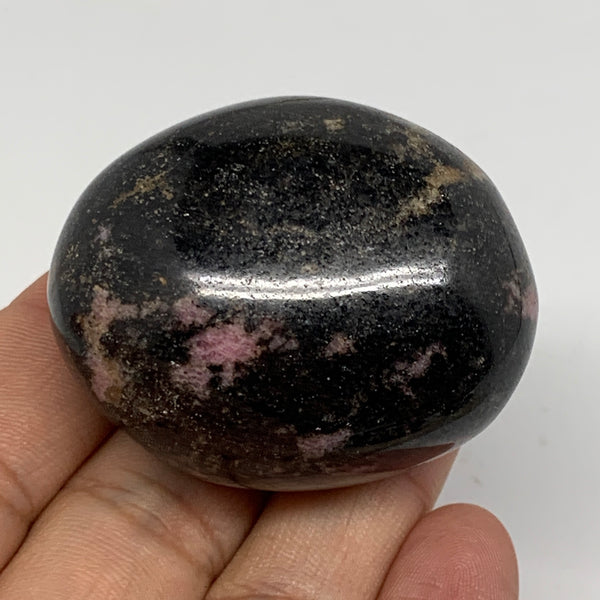 103.9g, 1.9"x1.5"x1.2", Rhodonite Palm-Stone Polished Reiki Madagascar,B12133