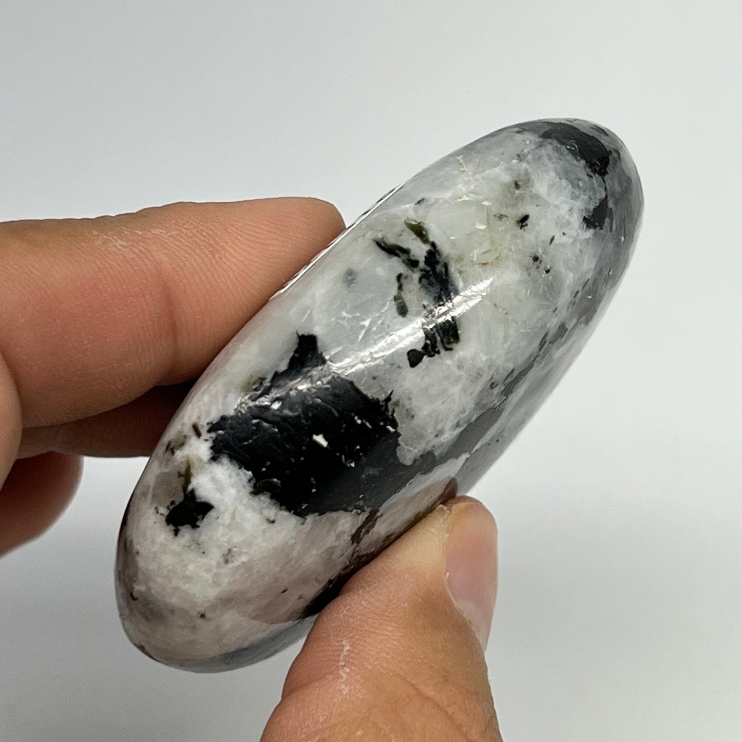 115.9g,2.5"x1.9"x0.9", Rainbow Moonstone Palm-Stone Polished from India, B21316