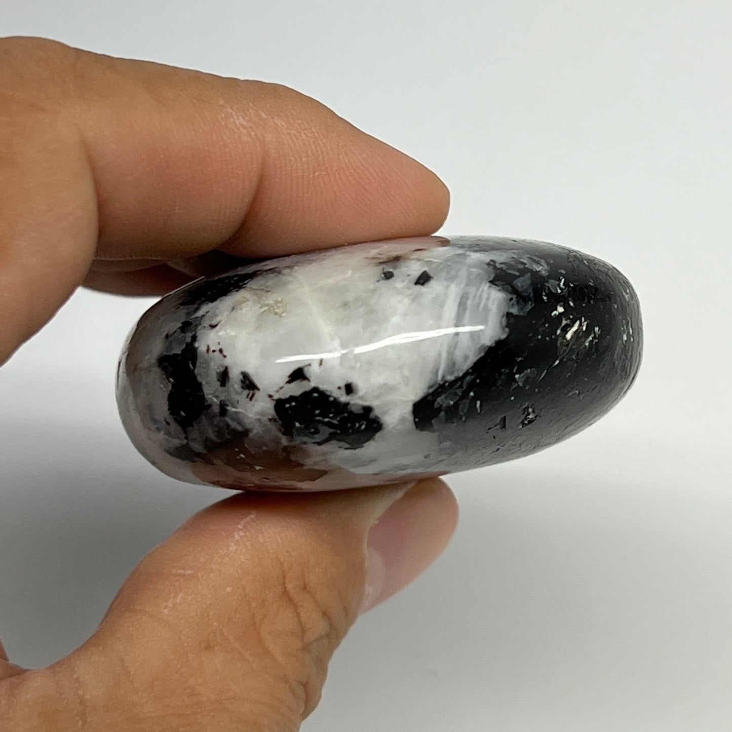 115.9g,2.5"x1.9"x0.9", Rainbow Moonstone Palm-Stone Polished from India, B21316