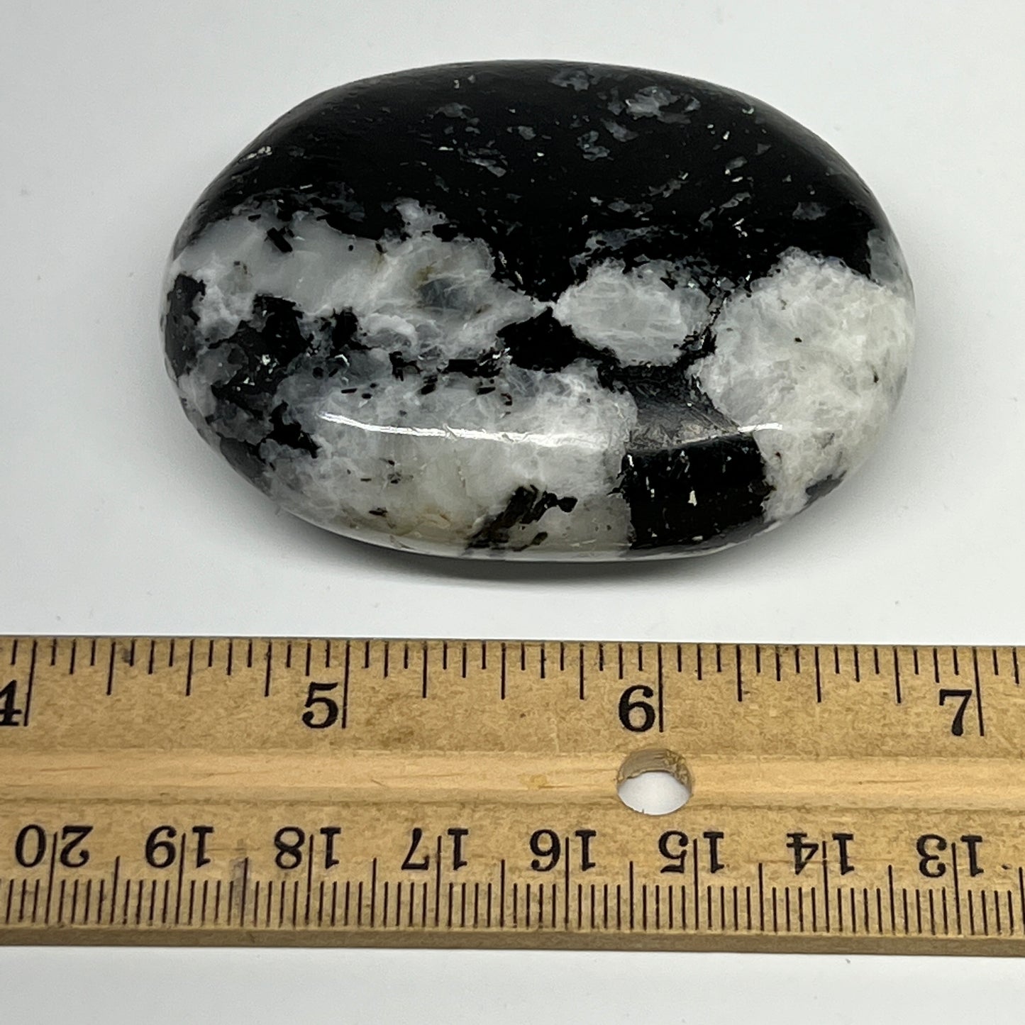 115.9g,2.5"x1.9"x0.9", Rainbow Moonstone Palm-Stone Polished from India, B21316