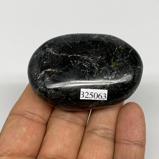69.7g,2.2"x1.5"x0.7", Labradorite Palm-stone Tumbled Reiki @Madagascar,B25063