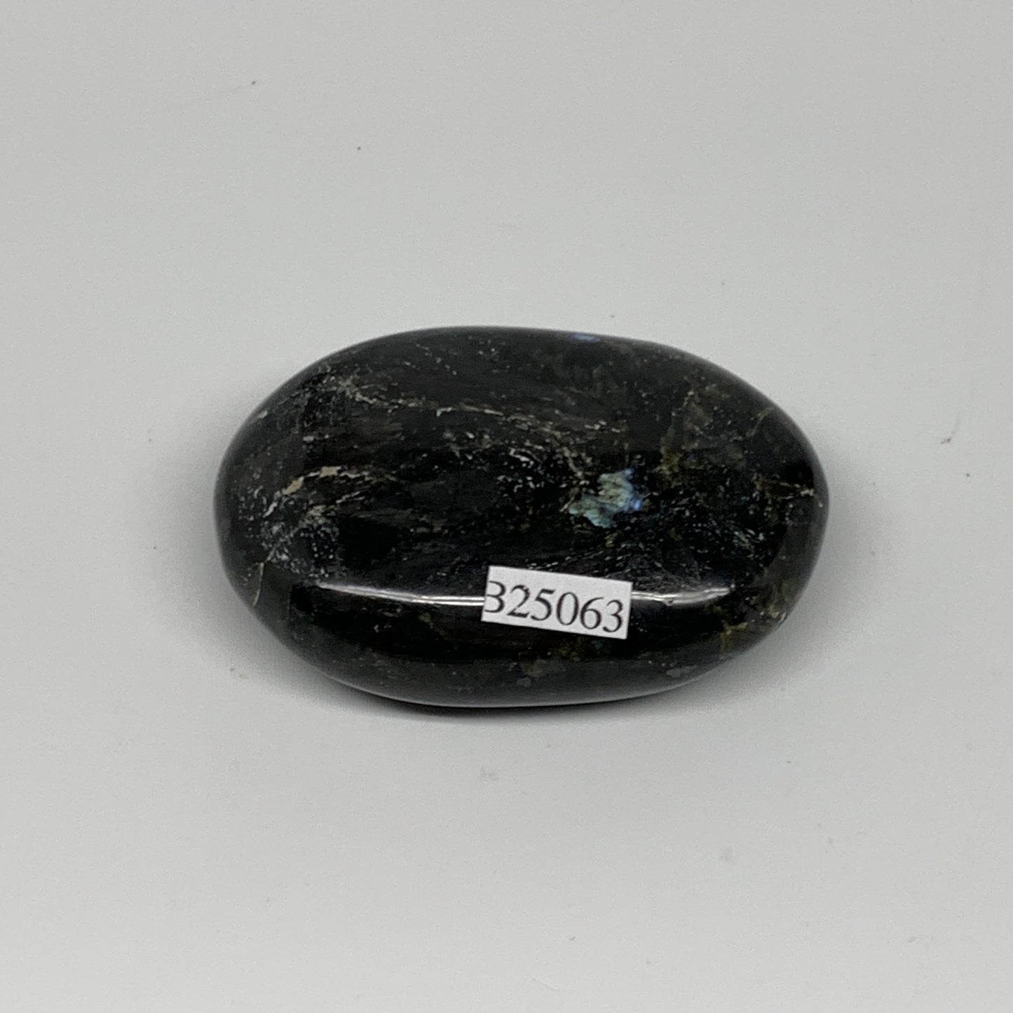 69.7g,2.2"x1.5"x0.7", Labradorite Palm-stone Tumbled Reiki @Madagascar,B25063