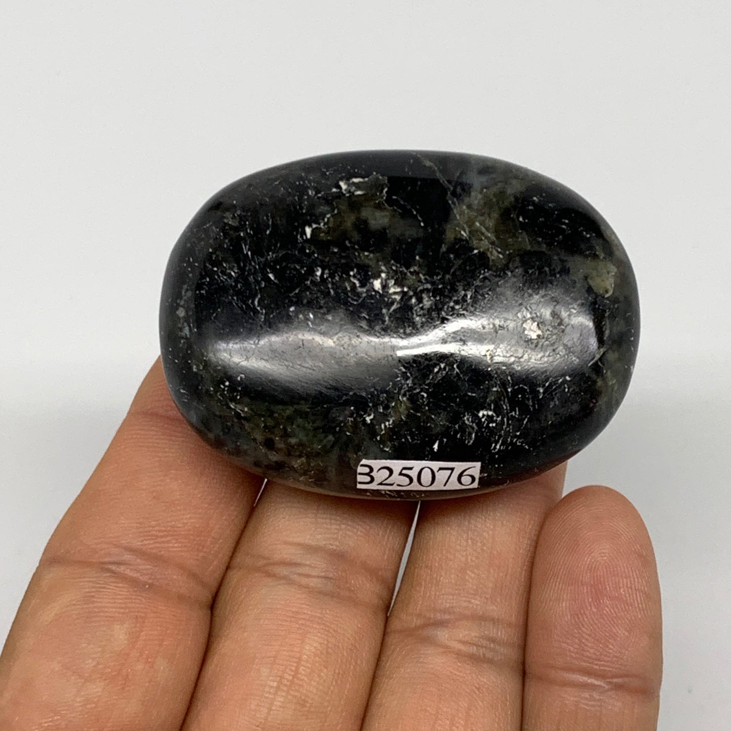 66.8g,2"x1.5"x0.8", Labradorite Palm-stone Tumbled Reiki @Madagascar,B25076