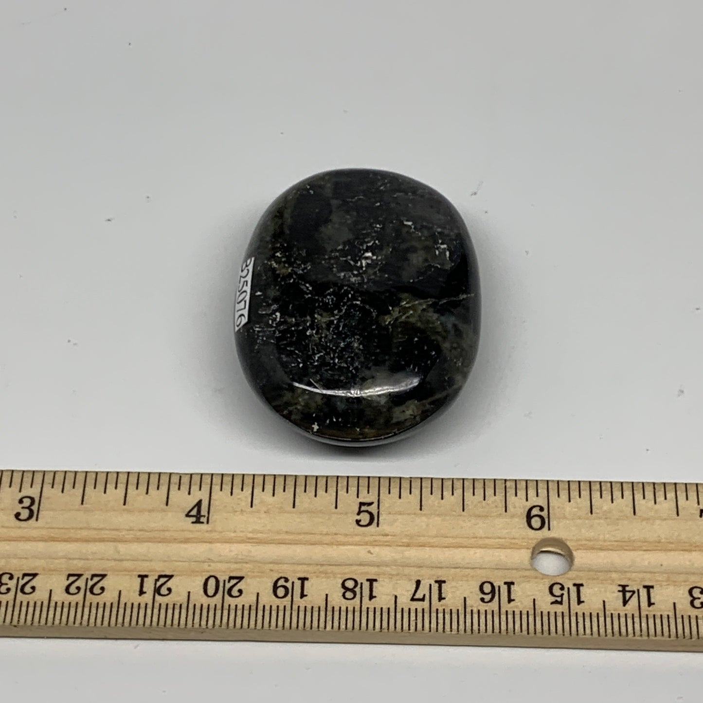 66.8g,2"x1.5"x0.8", Labradorite Palm-stone Tumbled Reiki @Madagascar,B25076